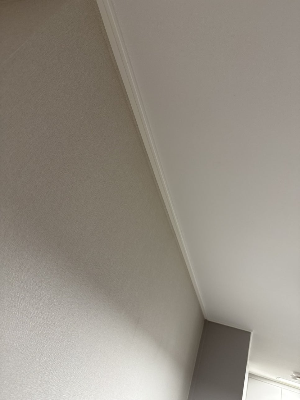 올림픽파크포레온 마이너스 몰딩 거실 액자레일 설치 전 벽면 모습